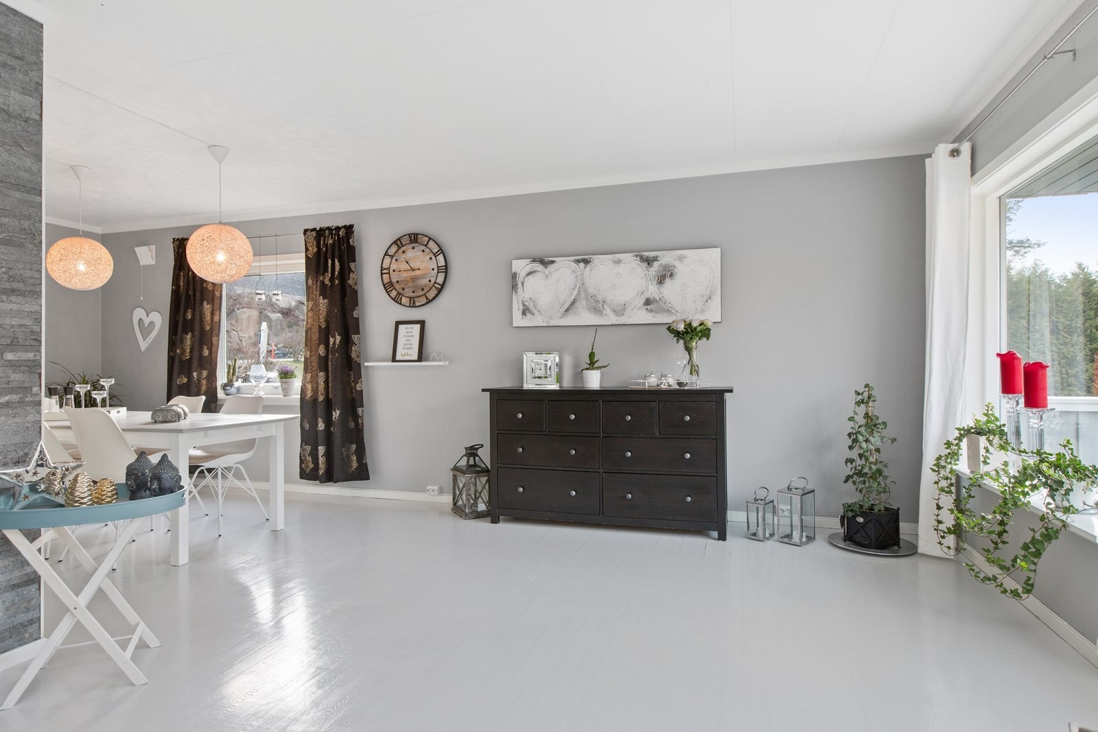 Stue/spisestue. Malt tregulv og lyse overflater. Utgang til stor vestvendt veranda. Galleribilde