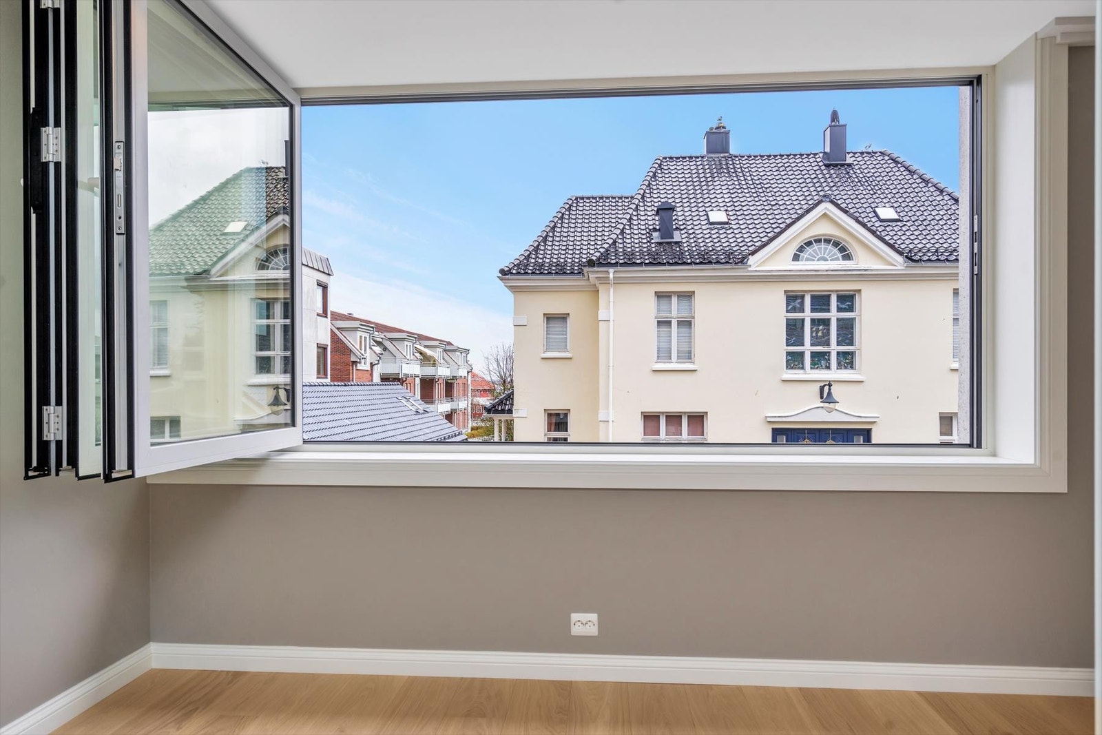 Store vinduer som kan åpnes og lukkes etter ønske Galleribilde