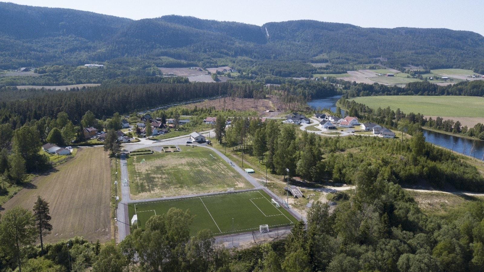 Stille og meget barnevennlig med gangavstand til barnehage, skole og idrettsanlegg med klubbhus, lysløype og fotballbane. Galleribilde