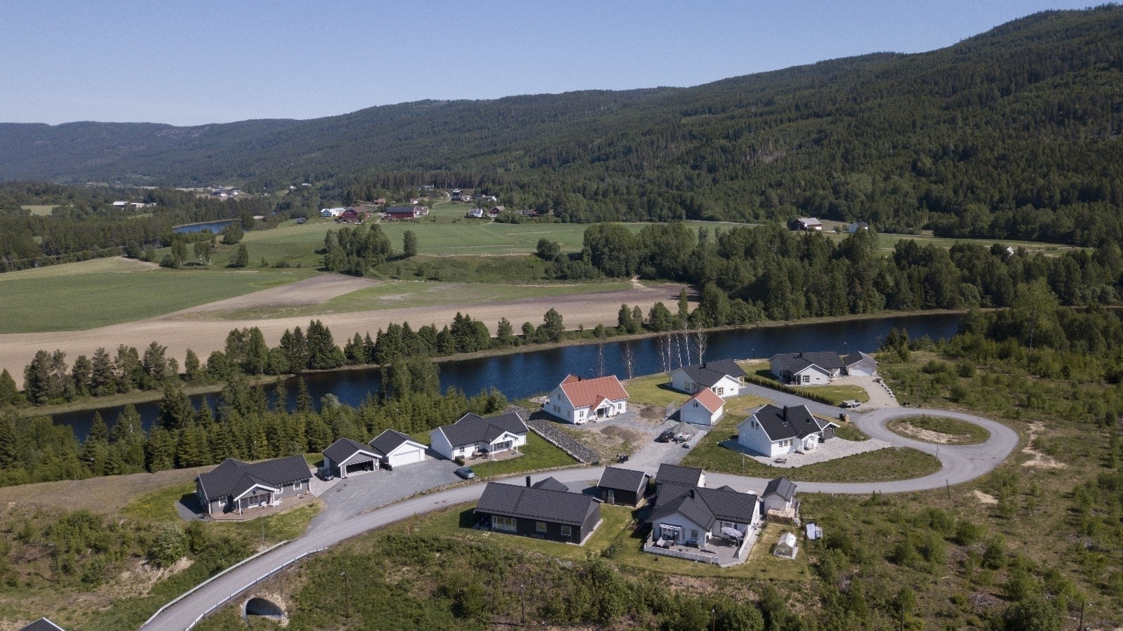 Boligområdet ligger solrikt til ved idylliske Lågen med flotte båt, bade – og fiske muligheter. Galleribilde