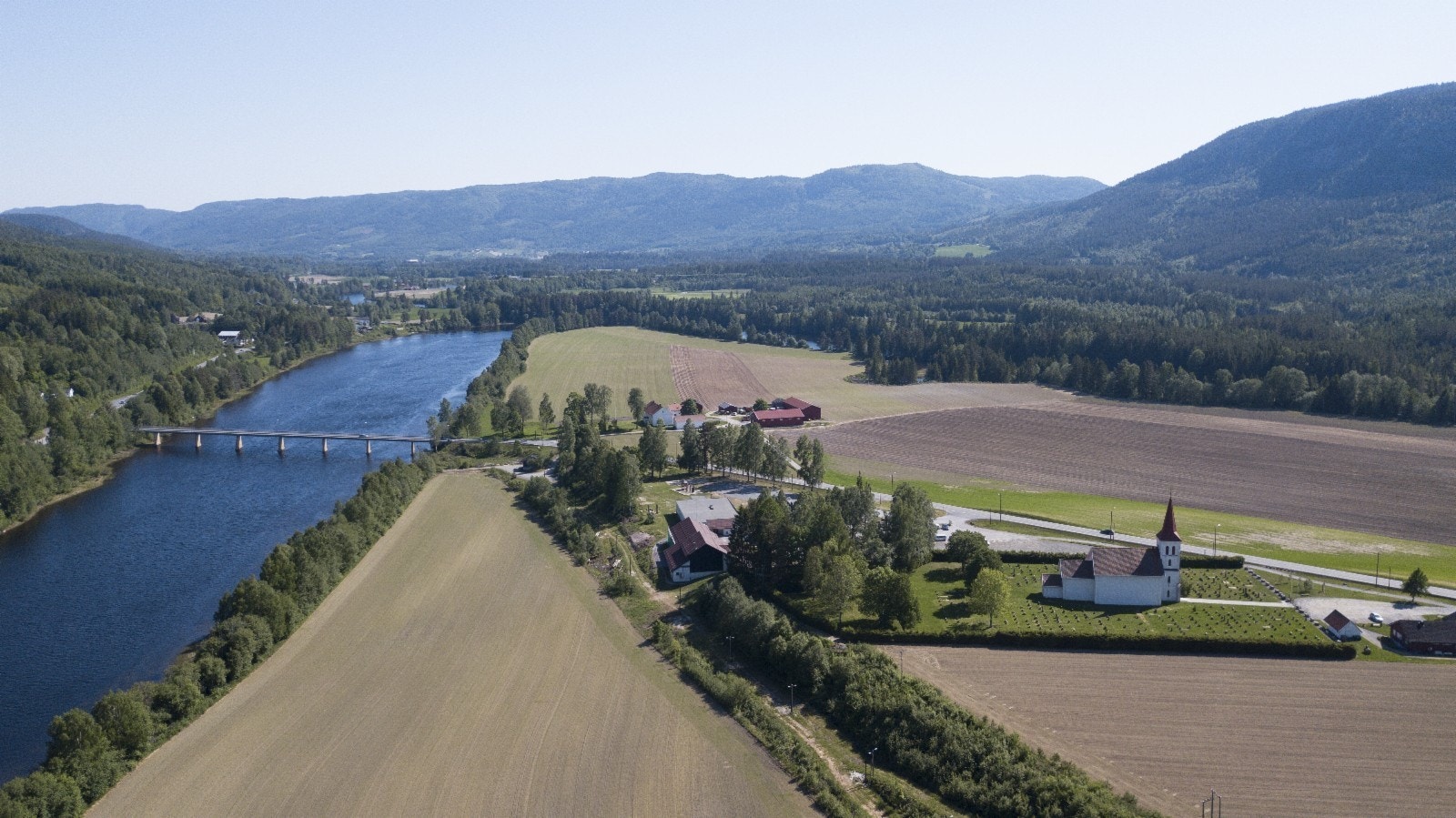Efteløt ligger ca. 15 minutters kjøring fra Kongsberg sentrum, retning Larvik. Sentralt beliggende mellom kyst og fjell med ca. 25 min. kjøring til E18 ved Holmestrand. Galleribilde