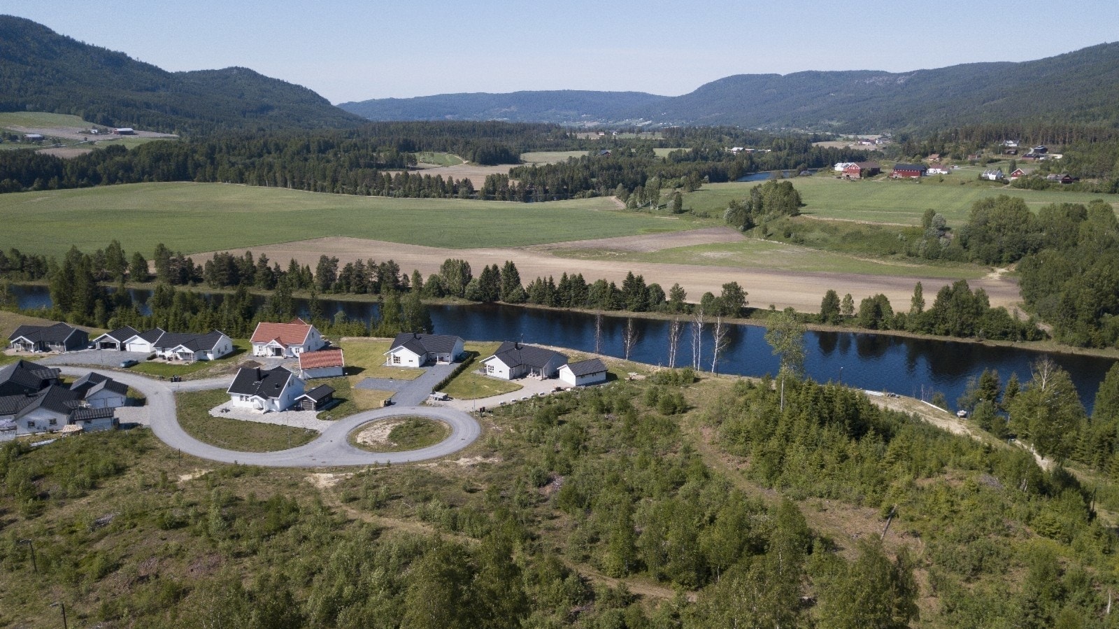 Tomtene leveres med ferdig opparbeidet adkomstvei og tilkoblingspunkt for ledningsnett for vann, avløp, overvann, strøm og IT. Galleribilde