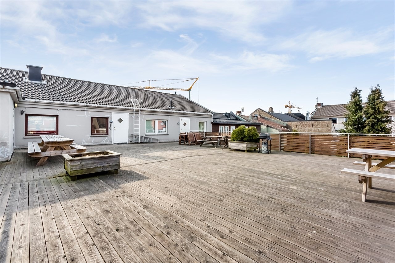 Stor og solrik felles takterrasse Galleribilde
