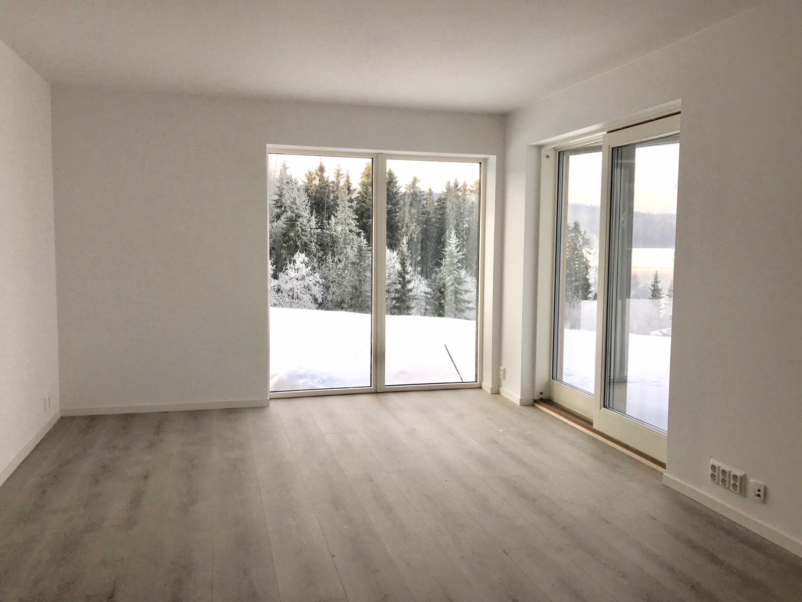 Lys og romslig stue med utsyn og utgang til terrasse Galleribilde