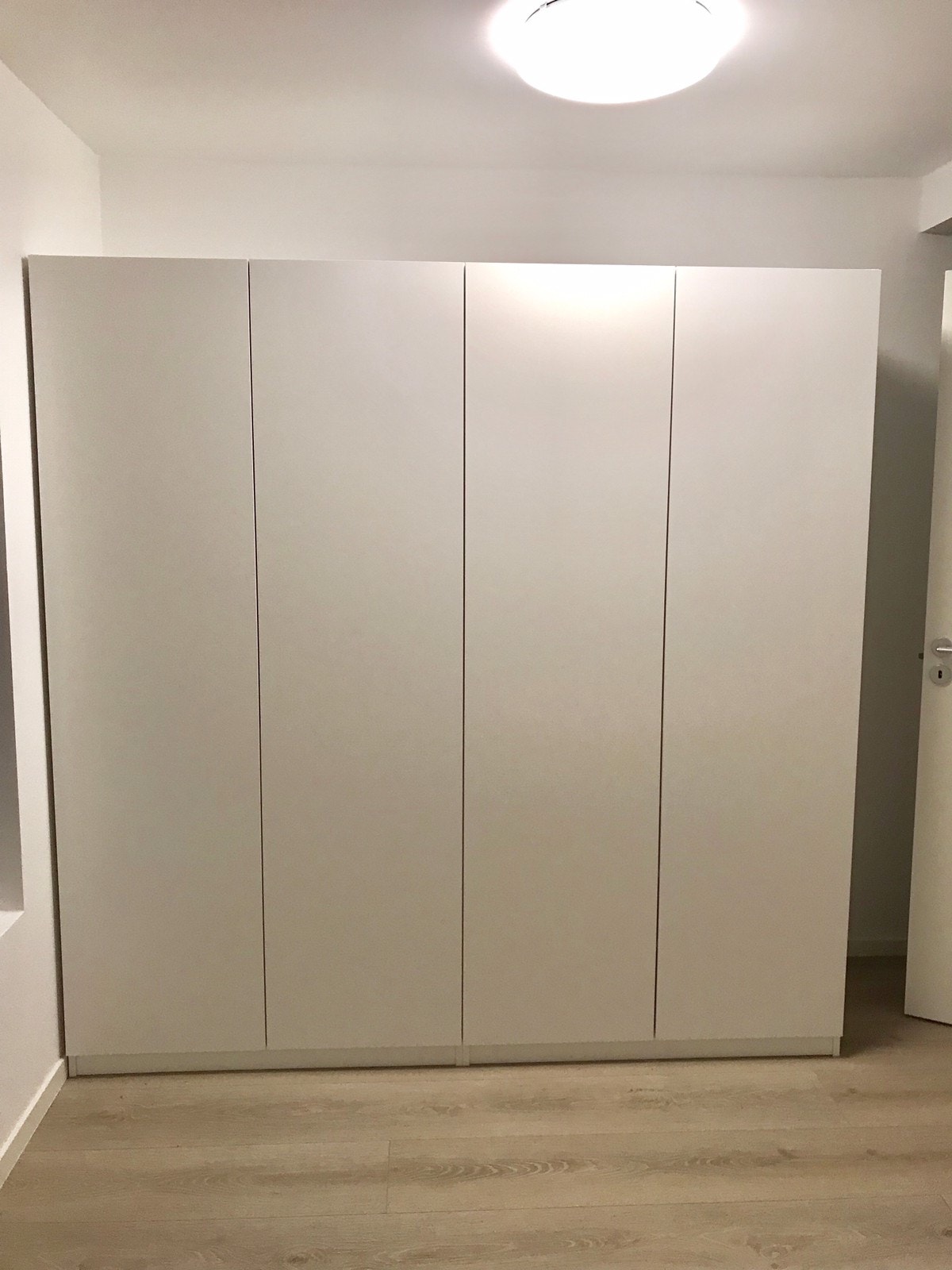 Soverom med god garderobeplass Galleribilde