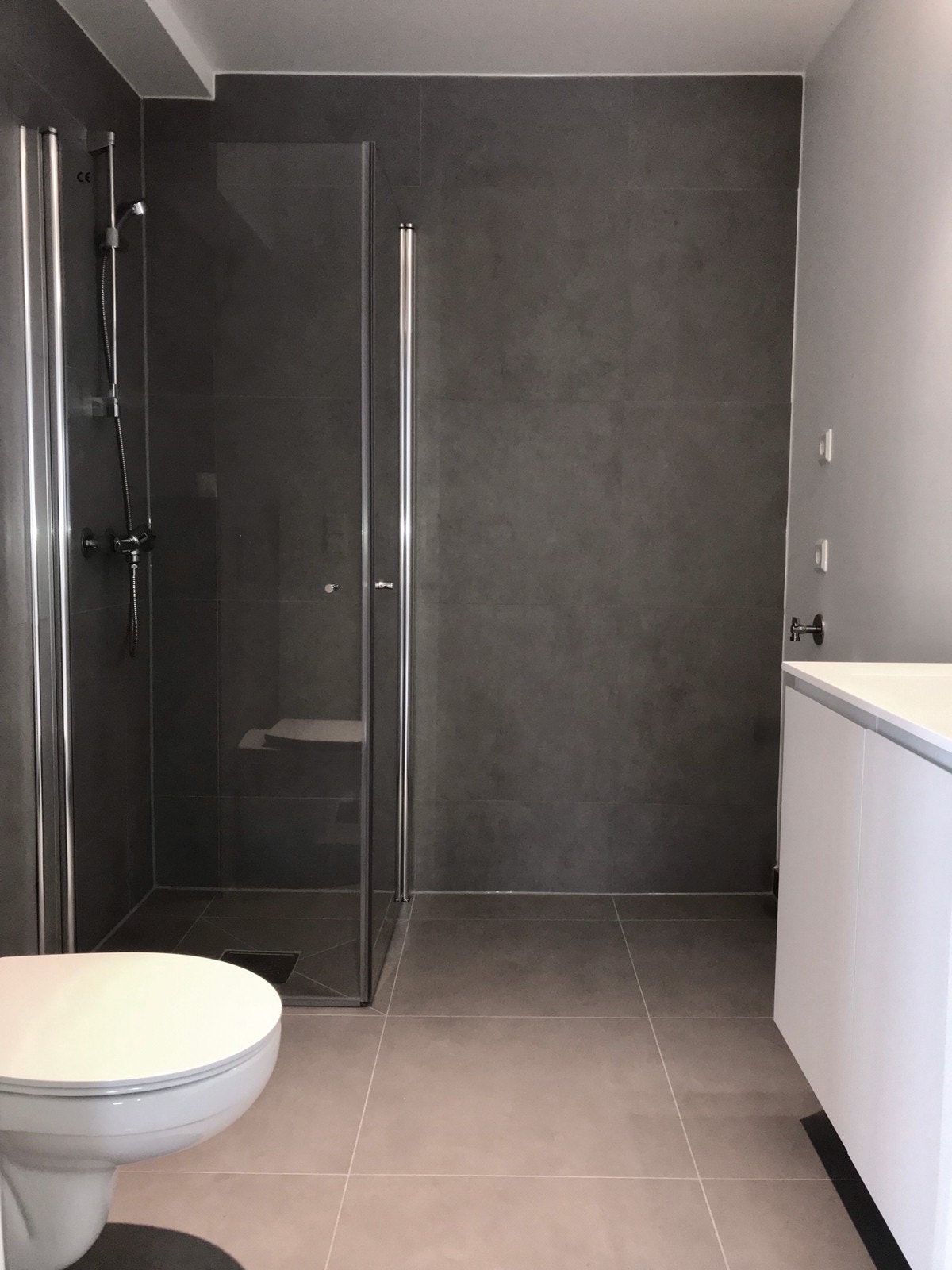 Bad med dusj og opplegg for vaskemaskin og tørketrommel Galleribilde