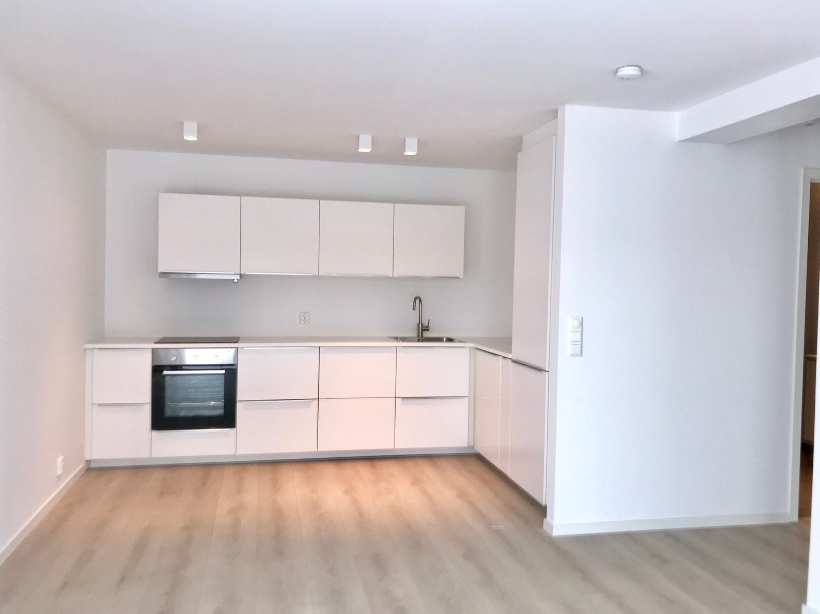 Moderne kjøkken med mye skapplass Galleribilde