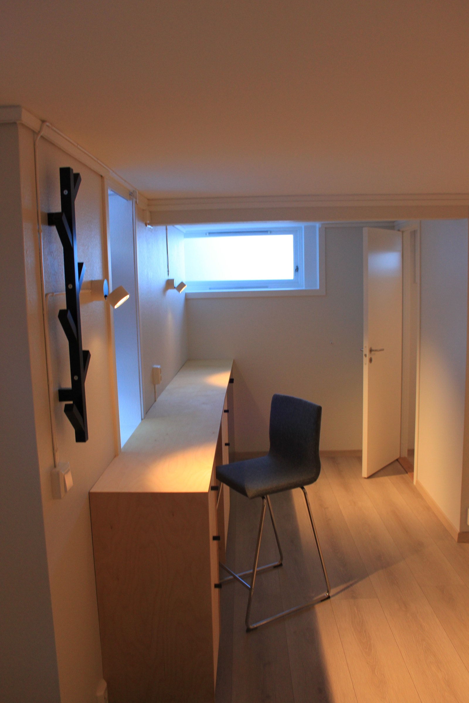 Plassbygget oppbevaring med spiseplass Galleribilde