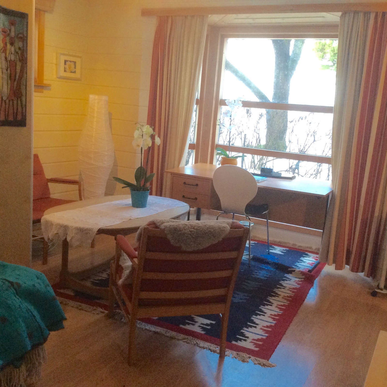 Stue med utsikt til skjermet til hage Galleribilde