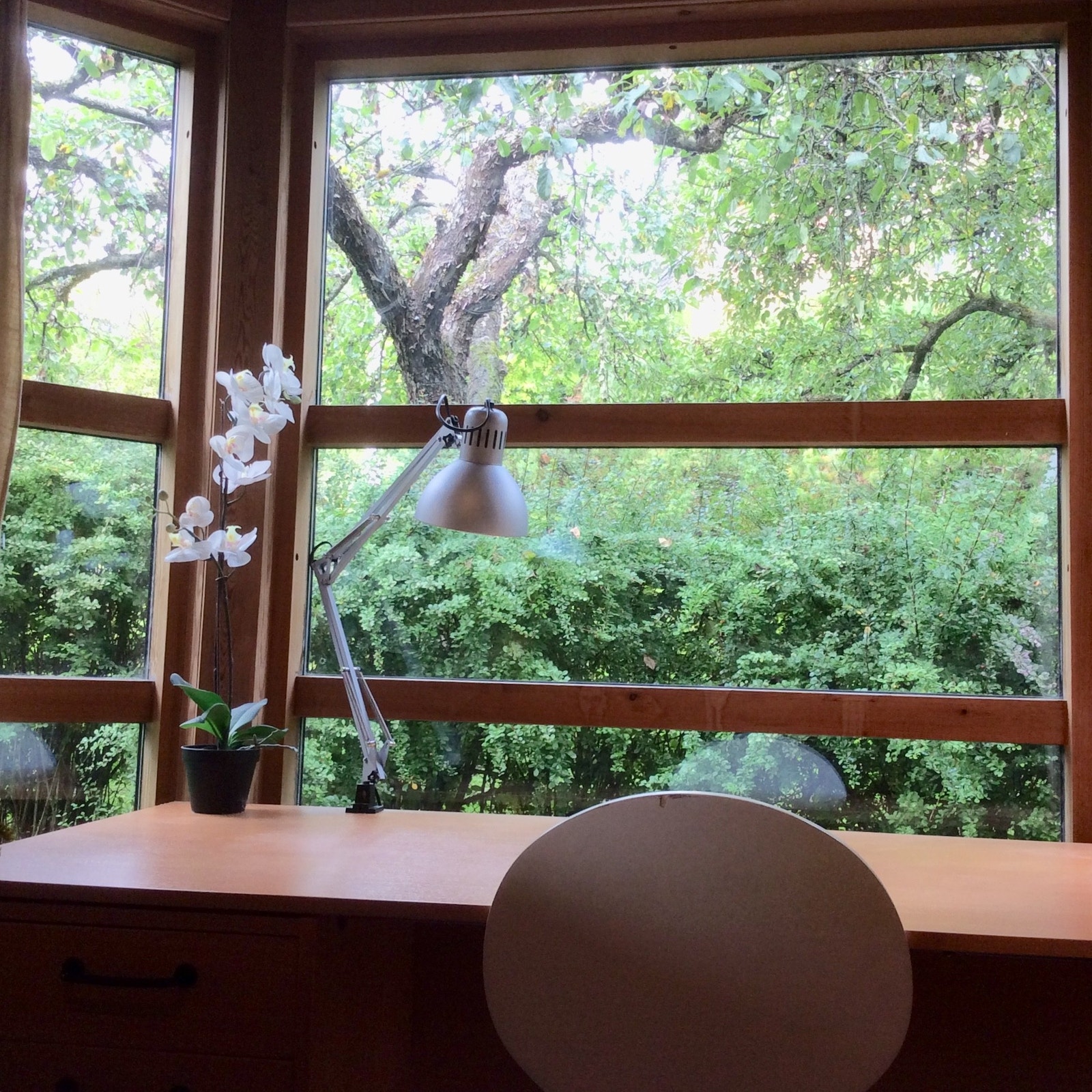 Skrivebord i karnapp i stuen Galleribilde