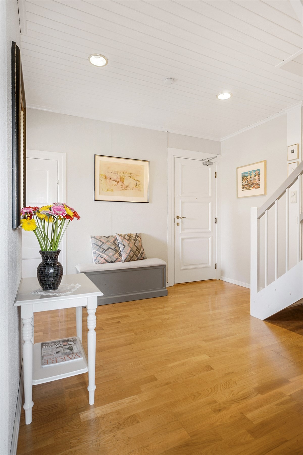 Boligens inngangsparti er romslig og byr på flere oppbevaringsmuligheter. Galleribilde