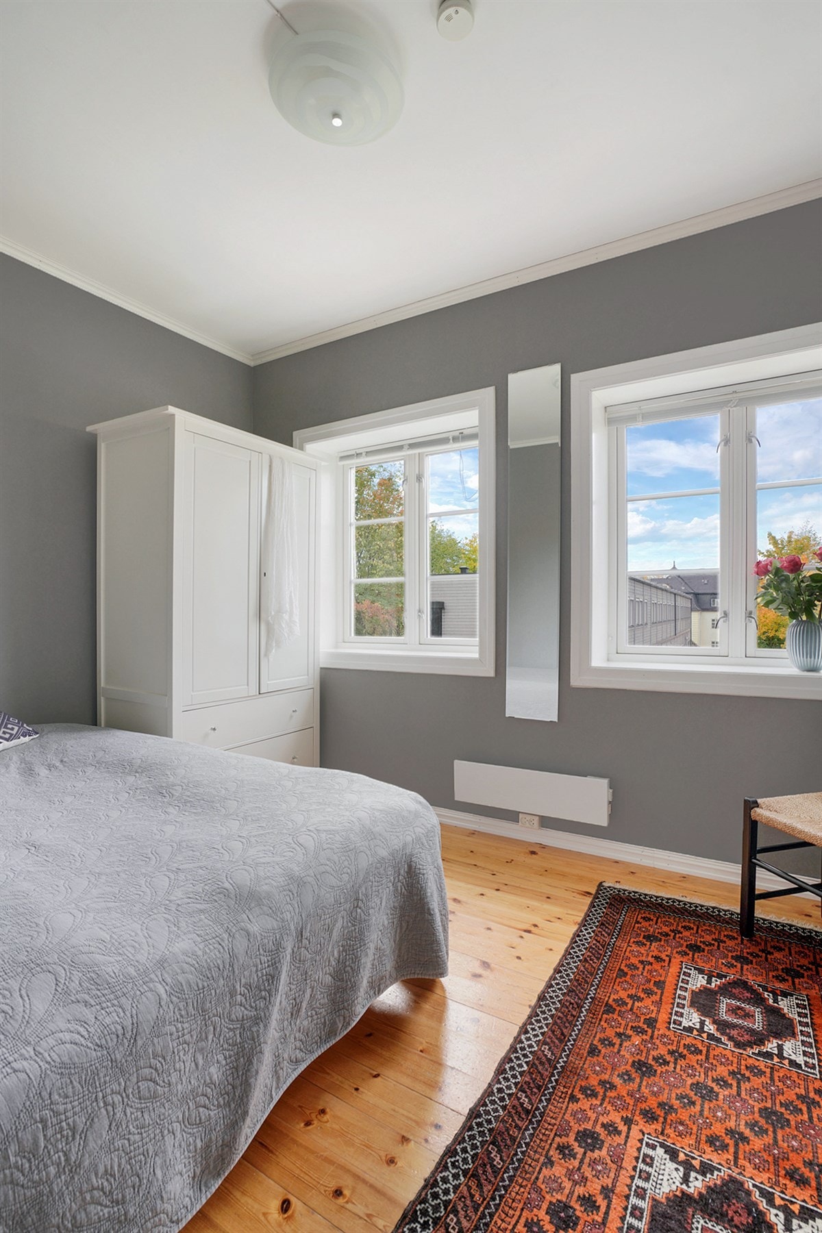 Boligens andre soverom egner seg godt som barnerom, gjesterom eller kontor. Galleribilde