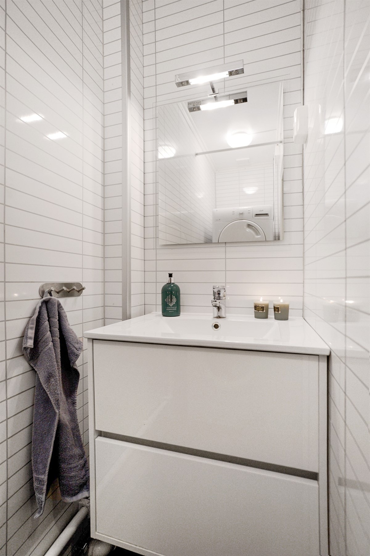 Eget rom med toalett, servant og opplegg for vaskemaskin og tørketrommel. Galleribilde