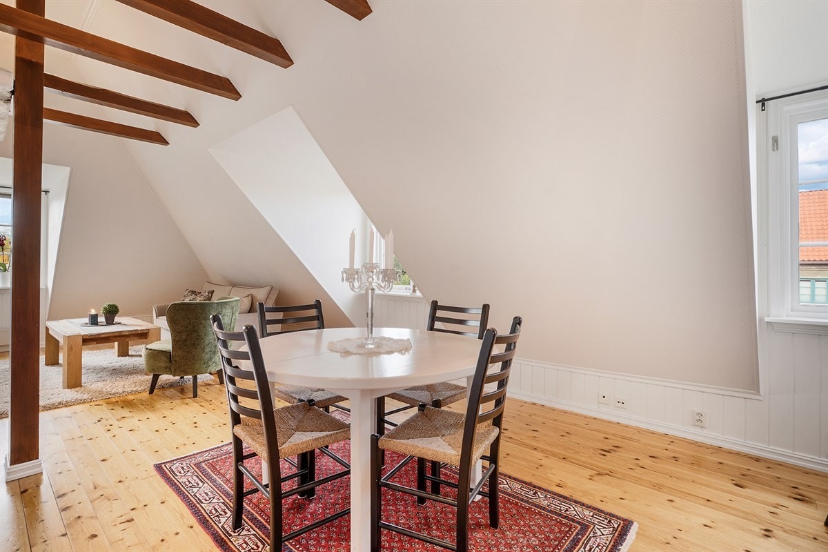 Stuen har plass til sofagruppe samt stort spisebord. Galleribilde