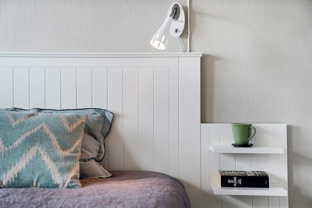 De lyse fargepalettene gjør rommet enkelt og innrede. Galleribilde