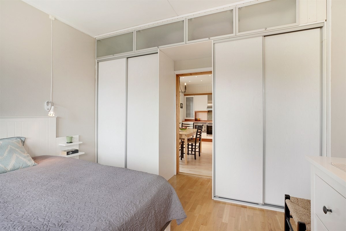 Hovedsoverommet har stor innebygget garderobe med plass til klær, sko og yttertøy. Galleribilde