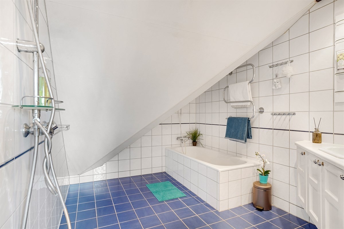 Boligens baderom med både dusj og badekar Galleribilde