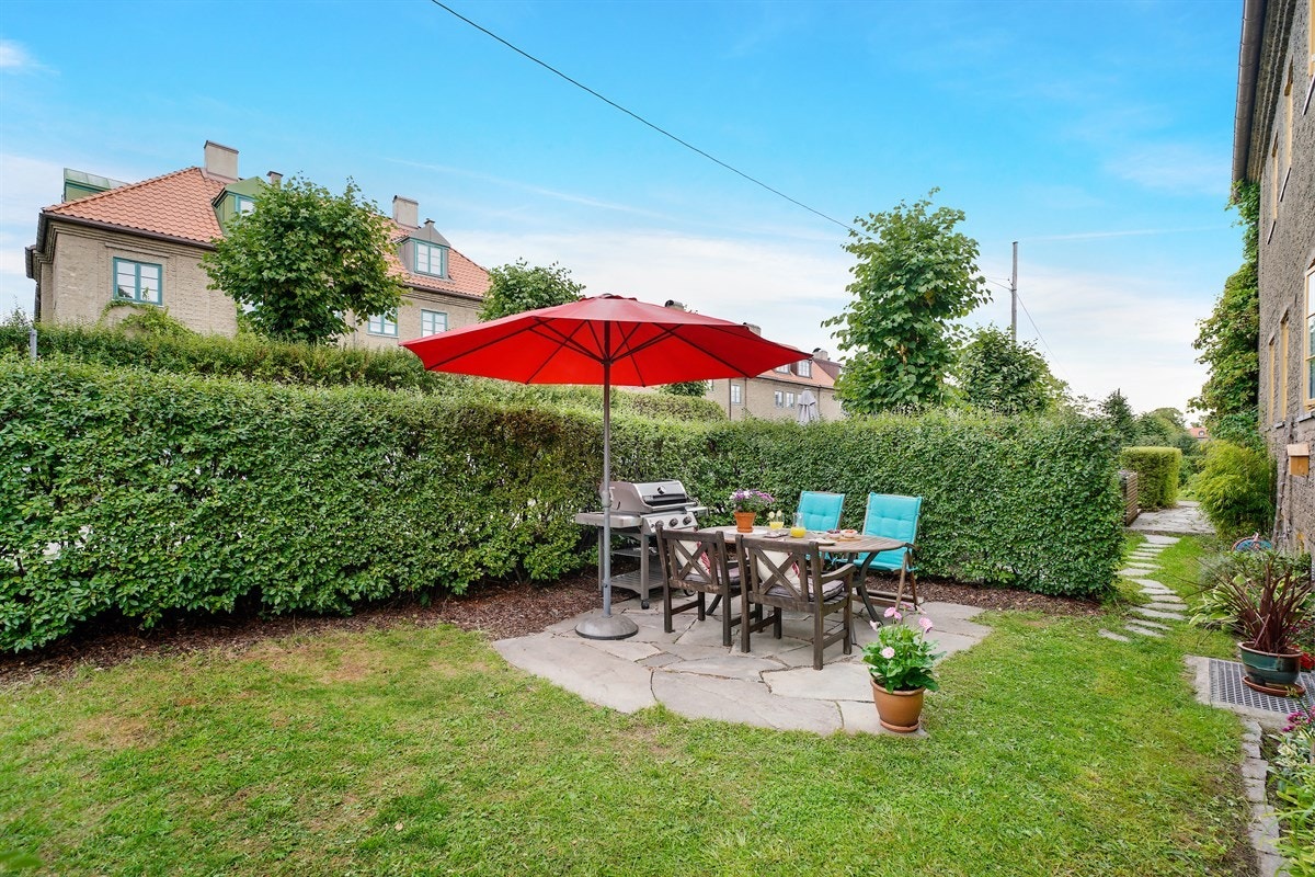 Sydvent hage gir gode solforhold som gjør at store deler av sommerhalvåret kan tilbringes ute. Galleribilde