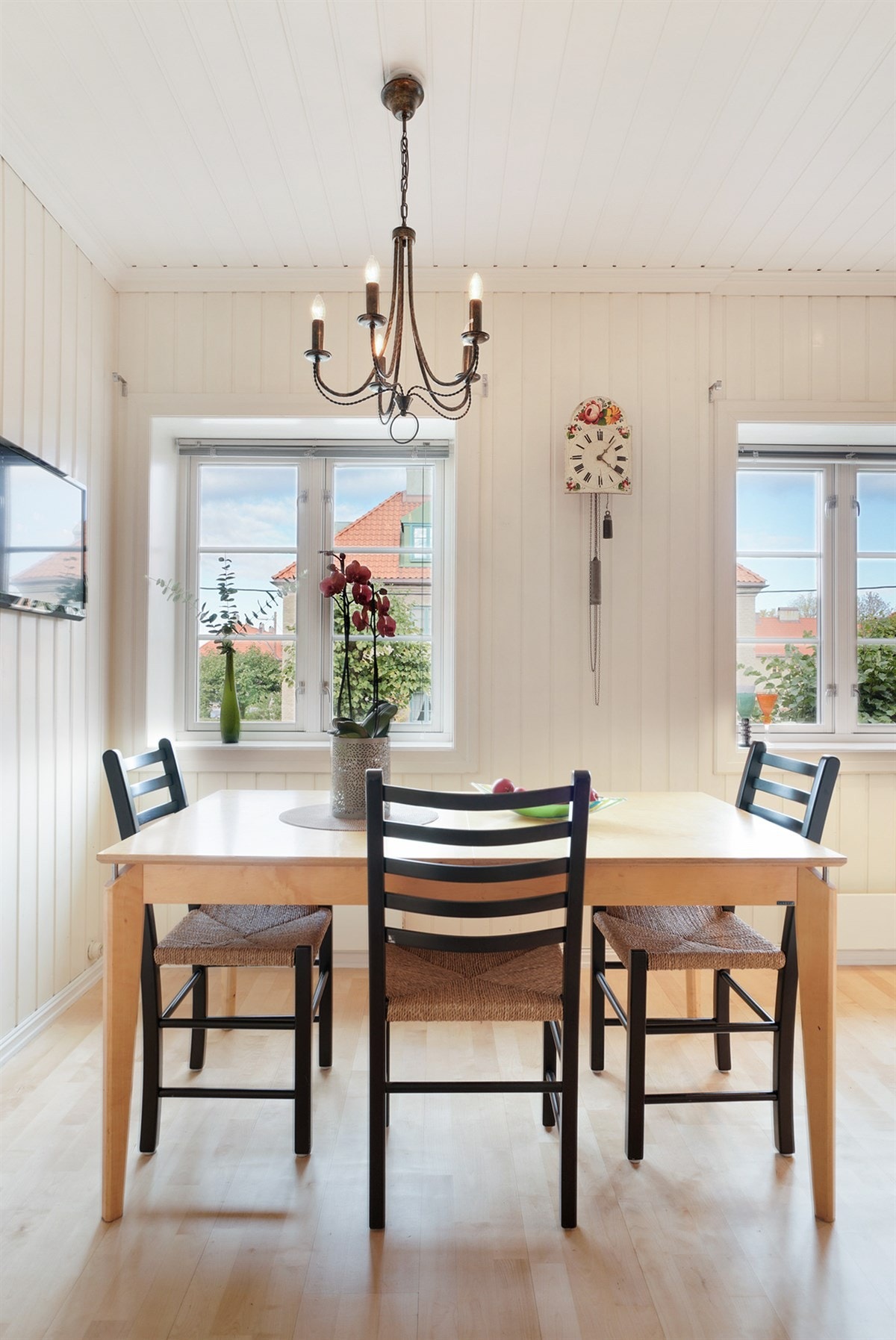 Nyt den fine utsikten over hagebyen samtidig som dagens måltid inntas. Galleribilde