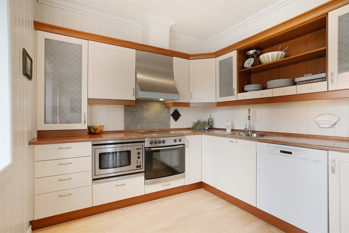 Romslig og lyst kjøkken med praktiske løsninger. Meget god kombinasjon av skap- og benkeplass. Galleribilde