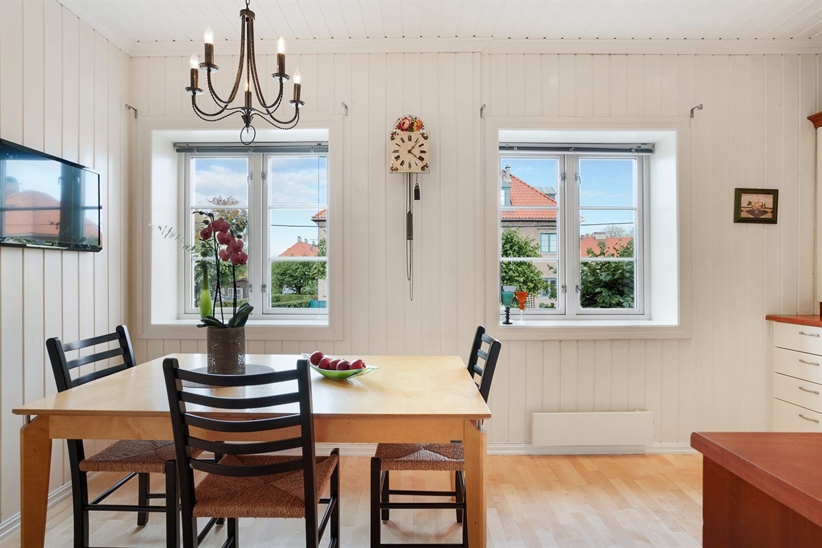 Spiseplassen på kjøkkenet er perfekt for de daglige måltidene, lekselesing og hyggelige middager med familie og venner. Galleribilde