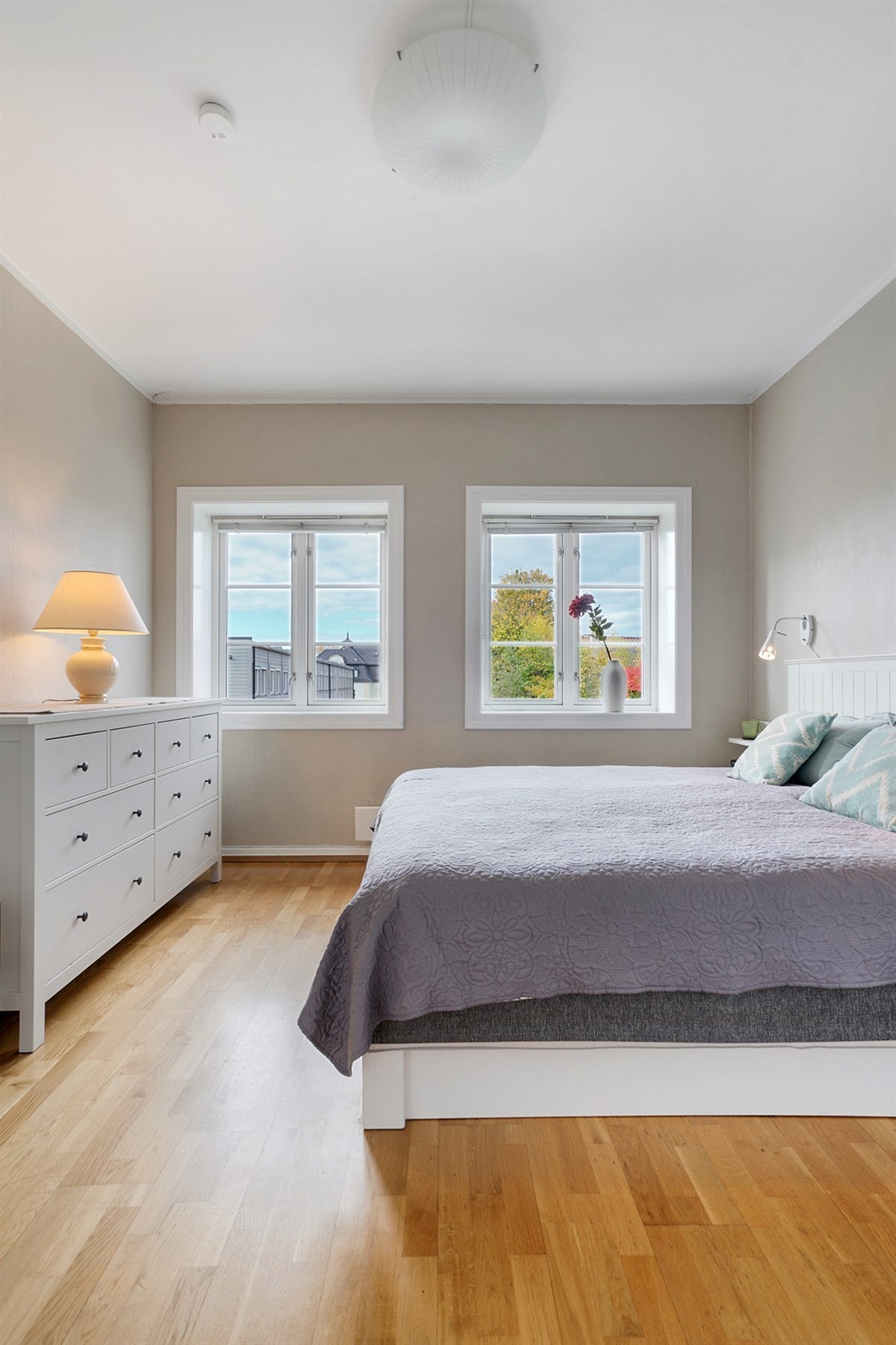 Store vindusflater bidrar til et lyst og luftig soverom. Galleribilde