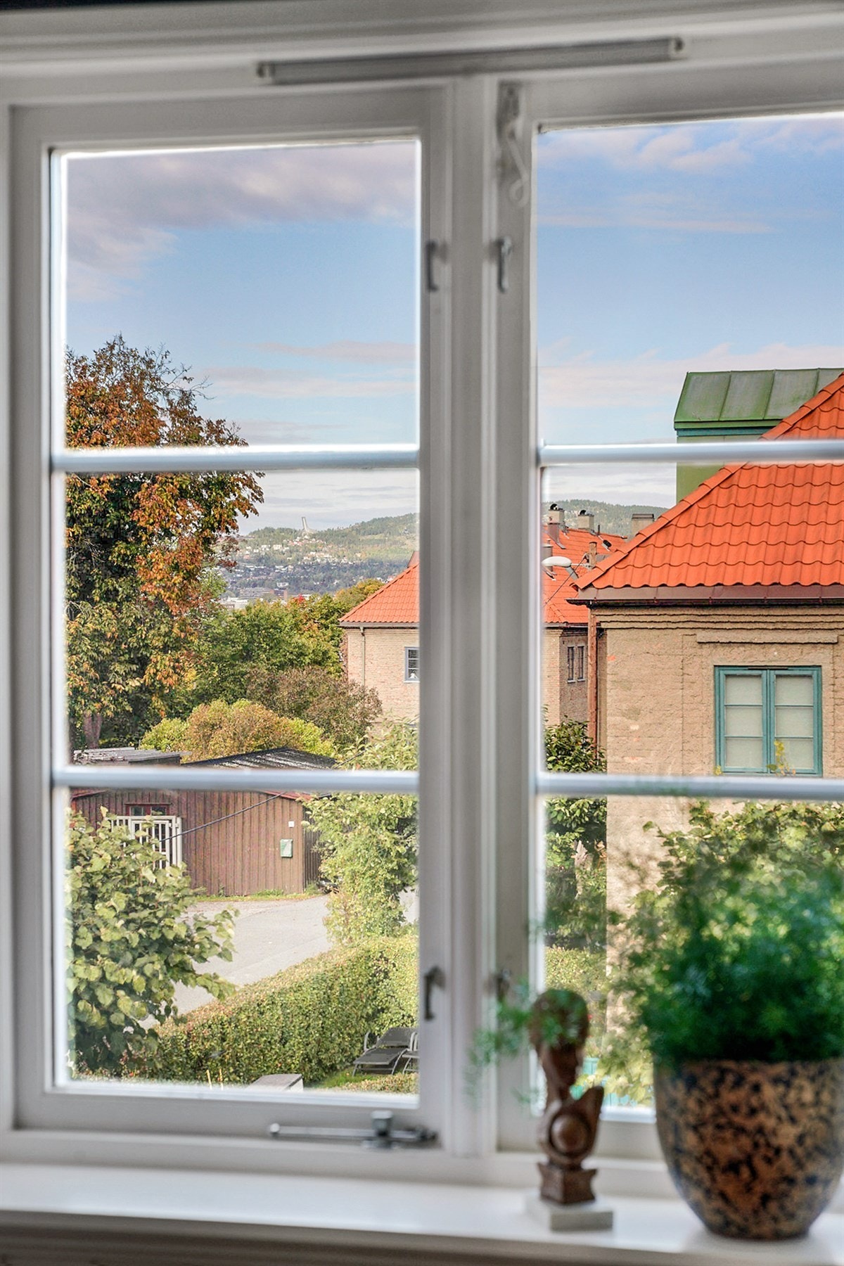 Store vinduflater slipper inn fint lys og gir muligheten til å nyte utsynet til hagebyen. Galleribilde