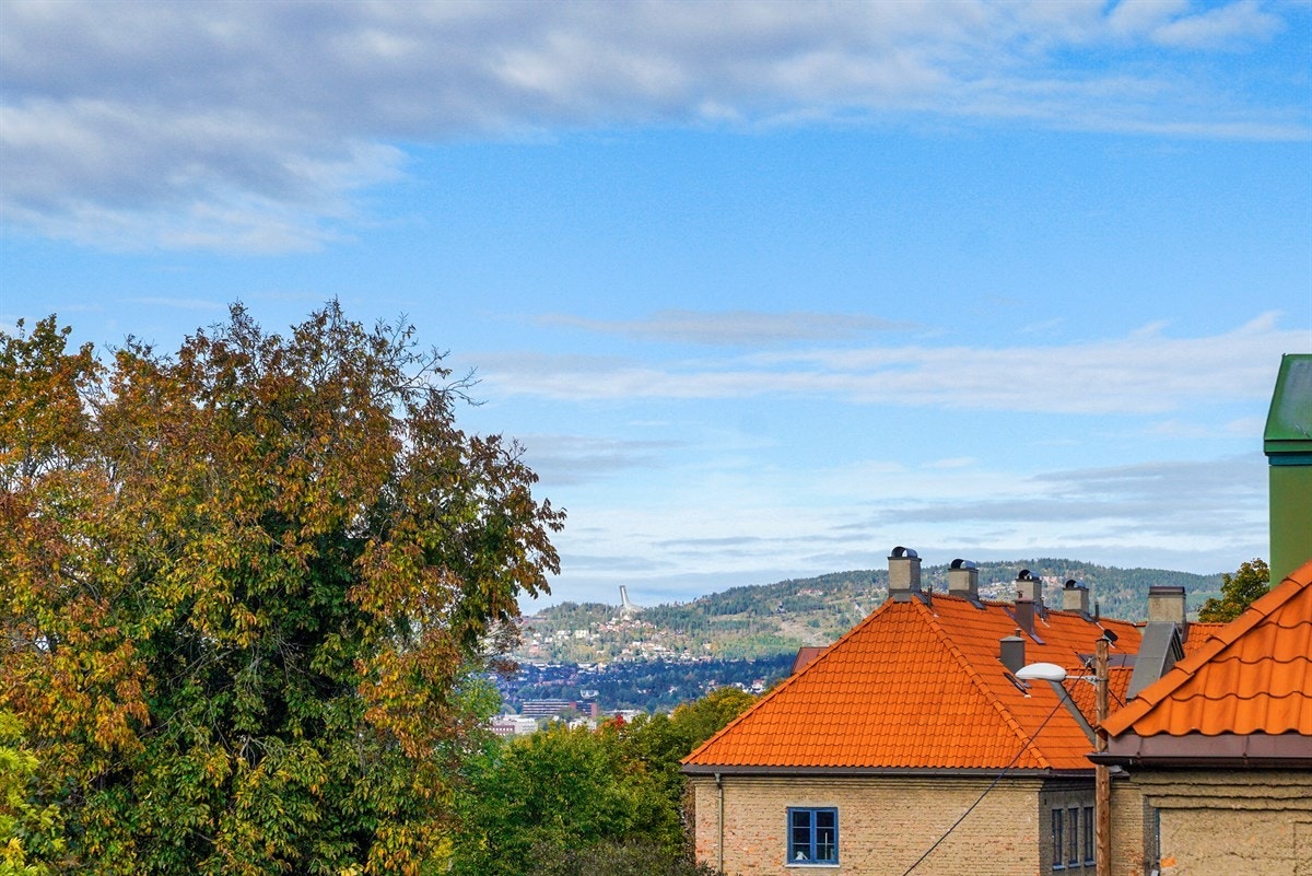 Utsikt fra stuen mot Holmenkollen. Galleribilde