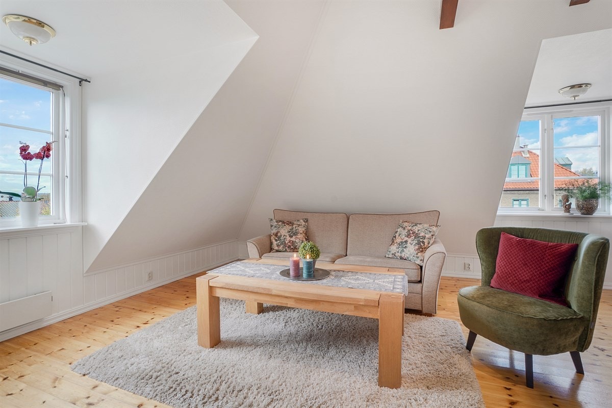 Loftstue med 3 flotte arker og god takhøyde, skaper en lun og hyggelig atmosfære. Galleribilde