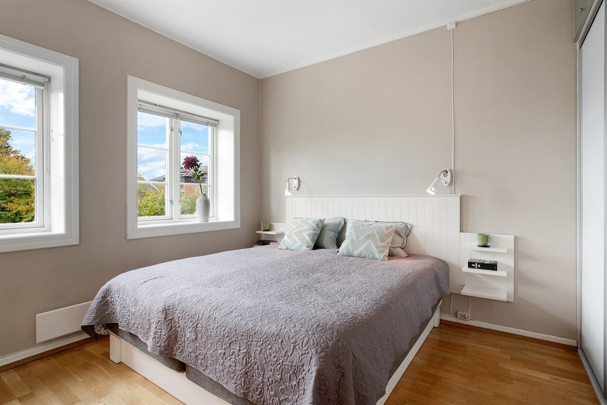 Hovedsoverommet har plass til dobbeltseng og nattbord på hver side. Galleribilde