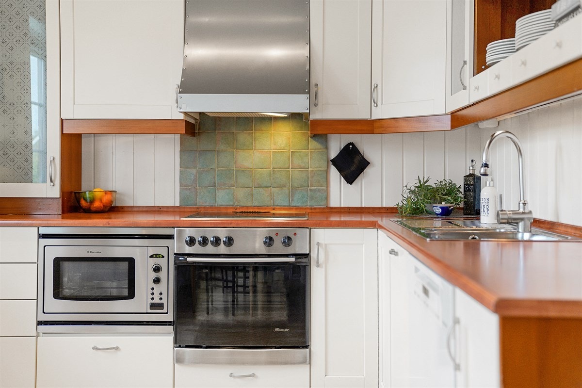 Norema kjøkkeninnredning fra ca. 2000, med malte fronter, 3 fronter med glassfelt. Godt vedlikeholdt. Galleribilde