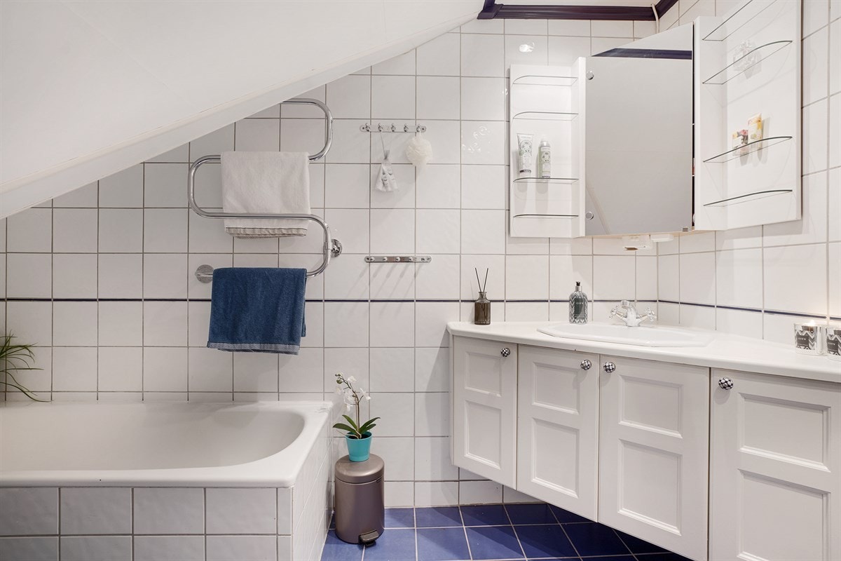 Badet har speiskap, servant og baderomsinnredning med fin oppbevaringsplass Galleribilde