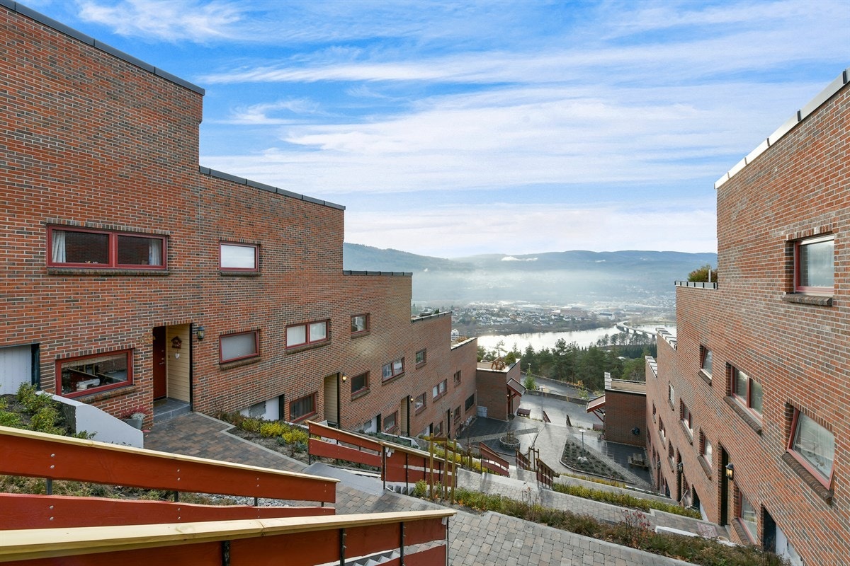 Her er det meste du trenger av skoler, barnehager, dagligvarebutikk og buss innen gangavstand. Galleribilde
