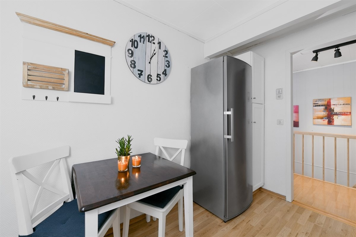 Kjøkkenet er fullt ut funksjonelt og innredningen har profilerte, malte fronter, benkeplate i tre og benkbeslag med avrenningsrist, utslagsvask og oppvaskkum. Galleribilde