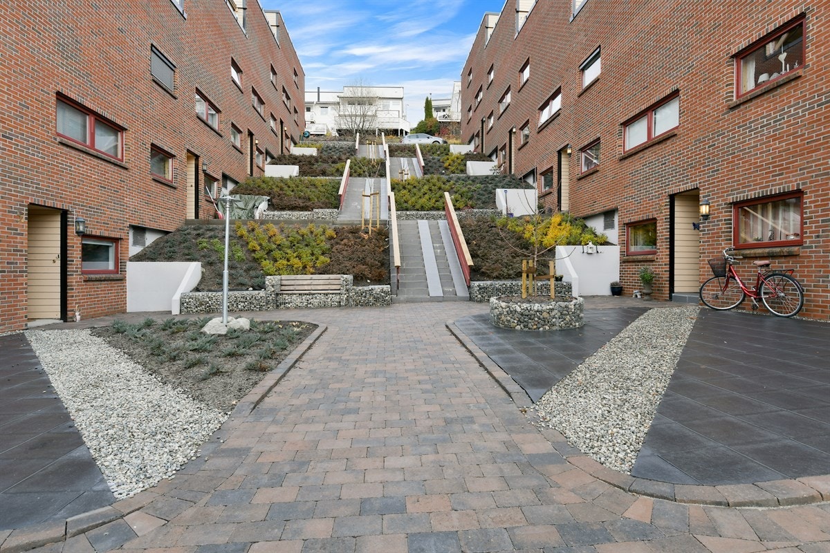 Stenseth ligger på solsiden av Drammenselva, og har fantastisk utsikt. Galleribilde