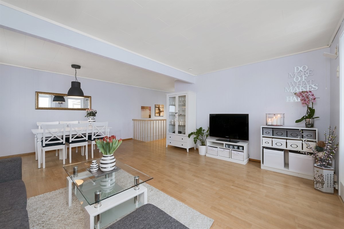 Stuen har god plass til ønsket møblering i form av sofagruppe, spisebord og annet møblement. Galleribilde