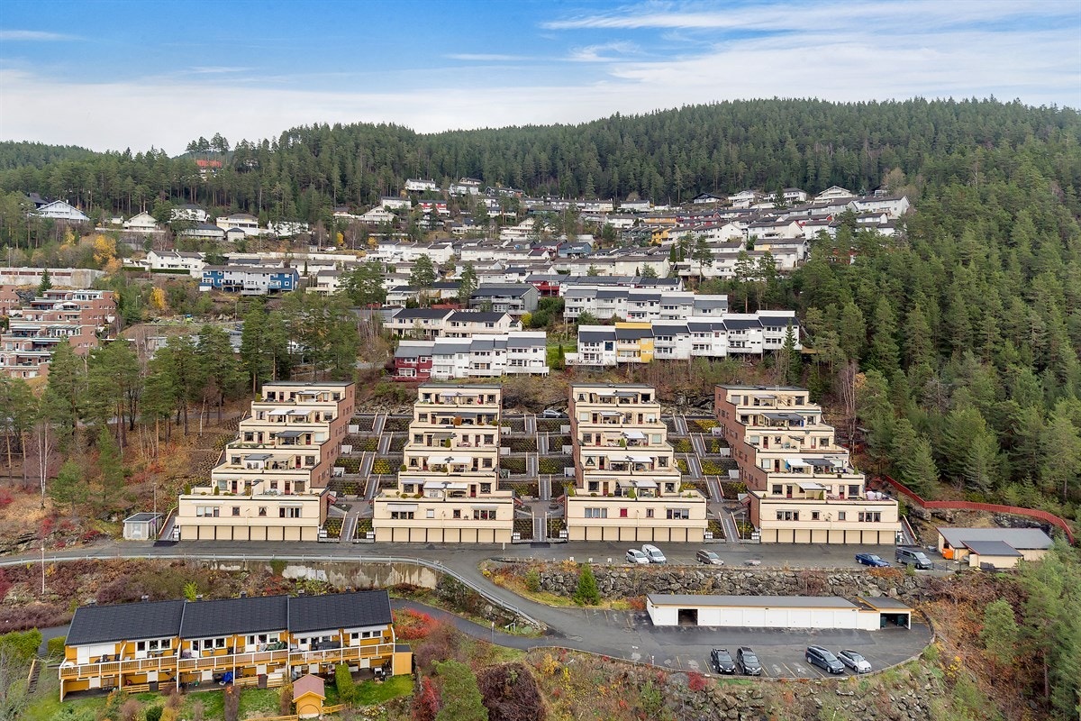 Eiendommen ligger rett ved Stenseth barneskole og det er ca. 2,6 km til Eknes ungdomsskole. Galleribilde