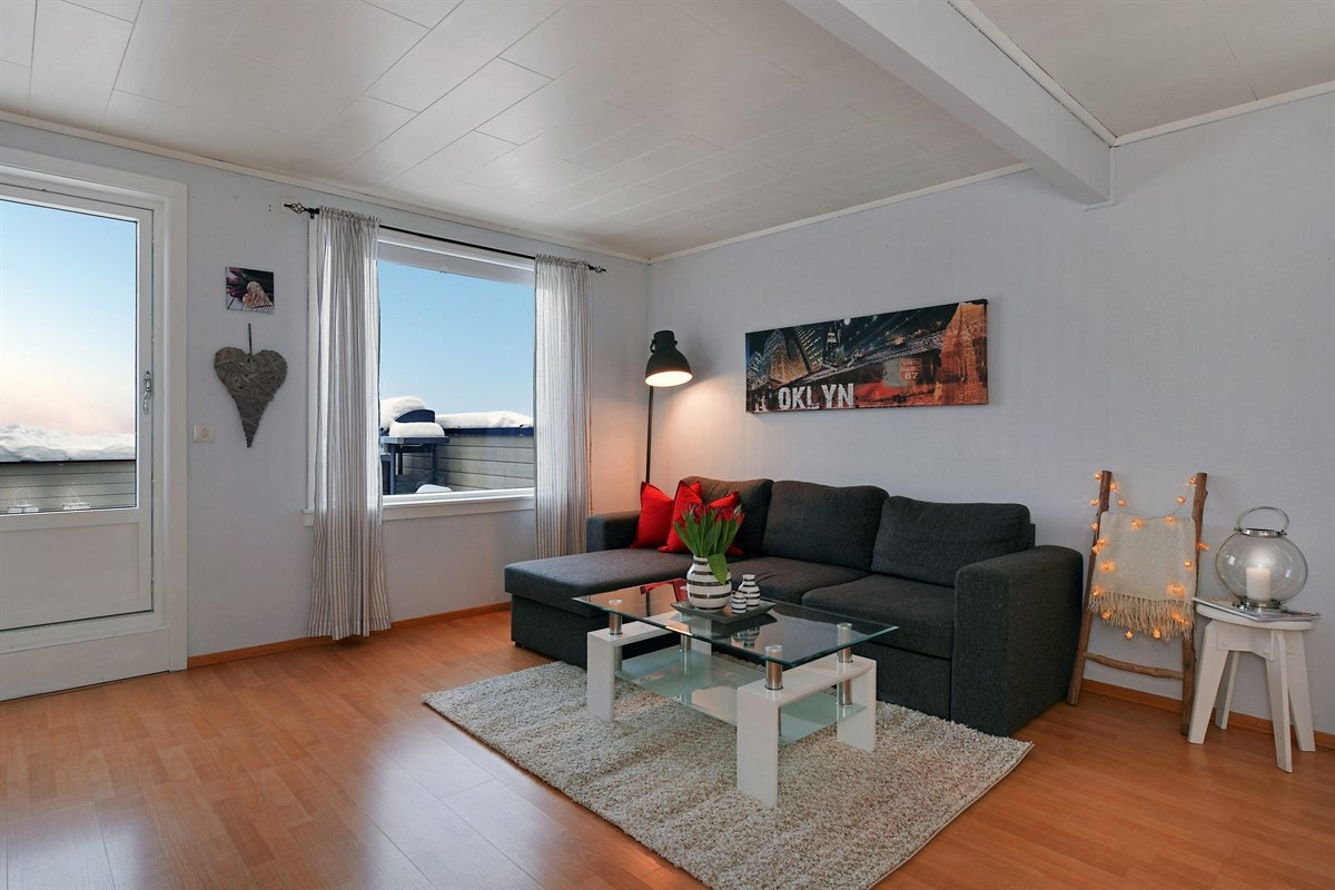 PrivatMegleren ved John Granly Steen og Kristian Arthur Brunvoll har gleden av å presentere denne koselige terrasseleiligheten over to plan beliggende på Stenseth i Krokstadelva. Galleribilde