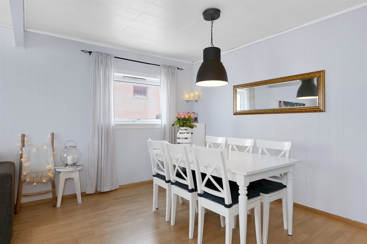 Spiseplass i stuen. Galleribilde