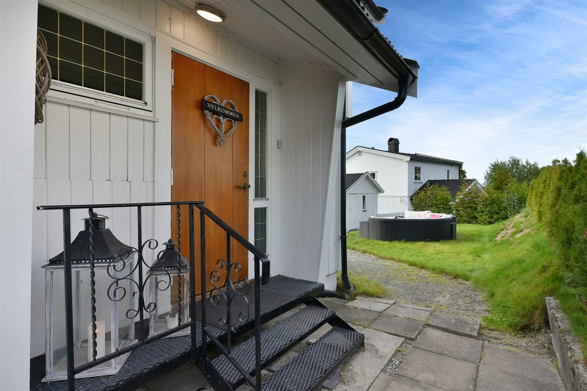 Boligen har adkomst via et lunt og overbygget inngangsparti. Galleribilde
