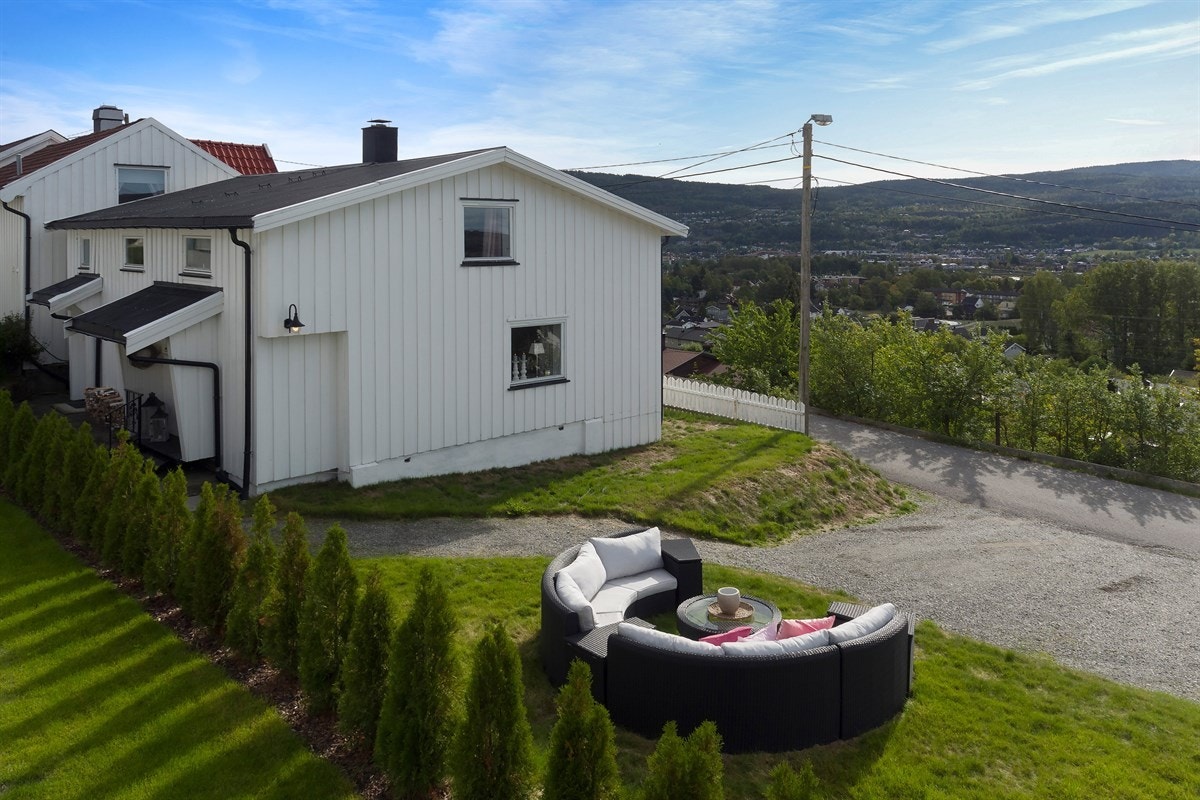 Beliggenheten er svært ettertraktet med kort vei til Krokstad Barneskole, Eknes Ungdomsskole, flere barnehager, Tusenårsplassen, idrettsanlegg, samt buss, tog, Buskerud Storsenter og nydelig turområder i Finnemarka. Galleribilde