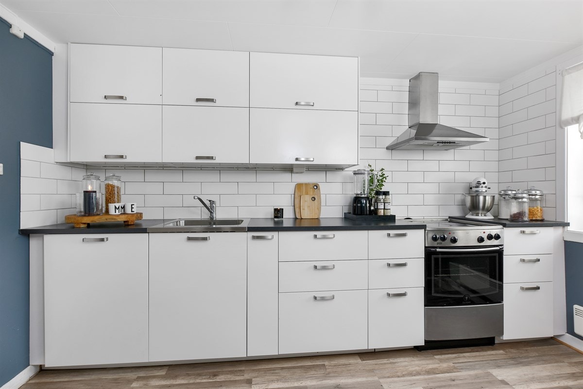 Det er nisje for komfyr og plass til kjøleskap. Galleribilde