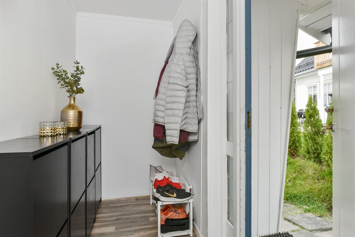 Entreen har gode garderobemuligheter og glassdør mot en større gang med god plass til ønsket møblering. Galleribilde
