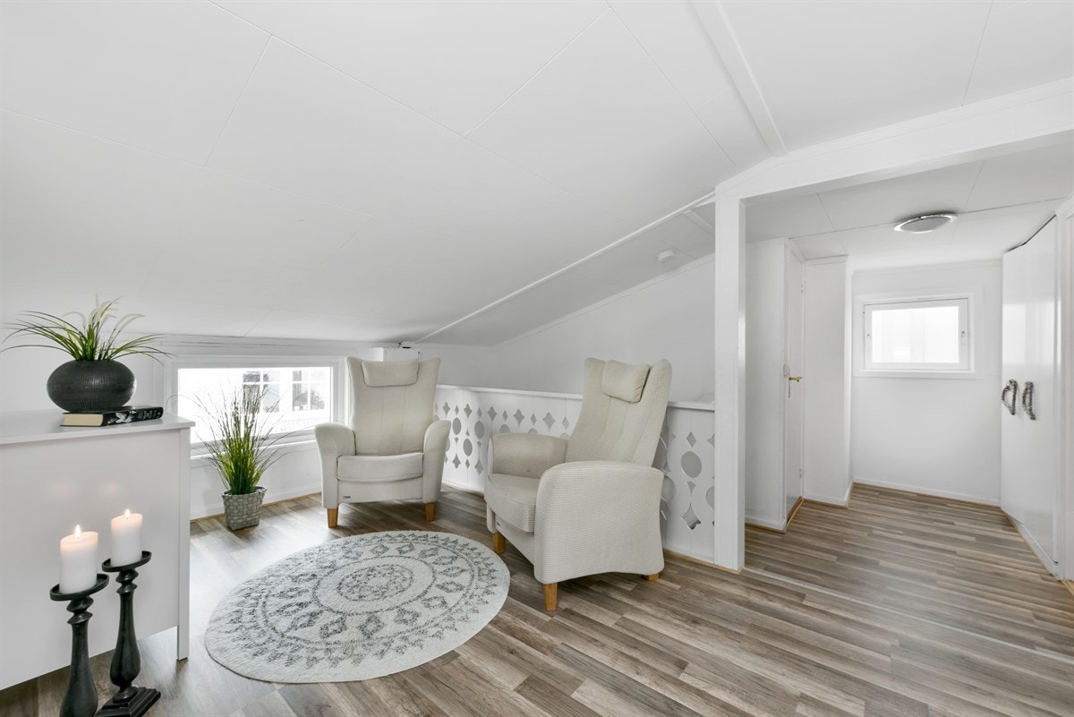 Boligen har i tillegg en lys og koselig loftstue med god plass for møblement, noe som gir ekstra spillerom og privatliv for barnefamilier. Galleribilde