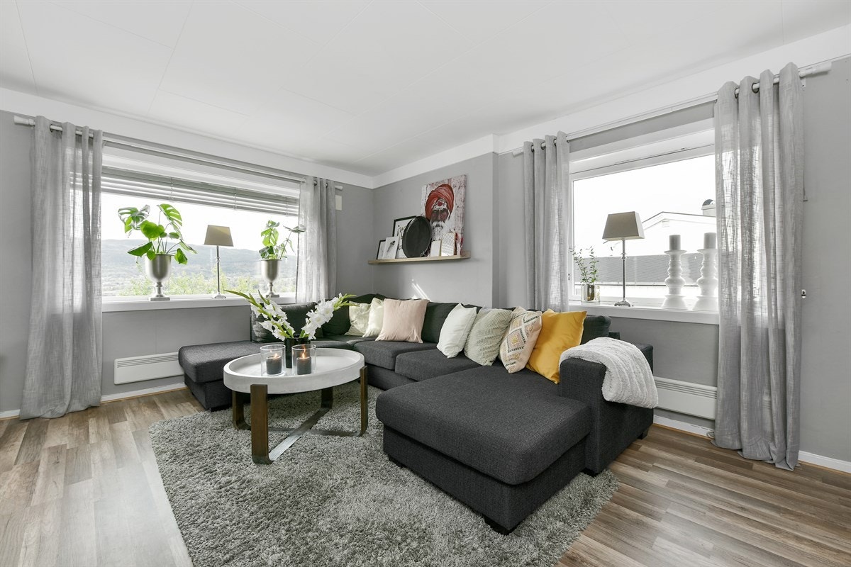 Eneboligen har en lun og trivelig stue i første etasje. Galleribilde