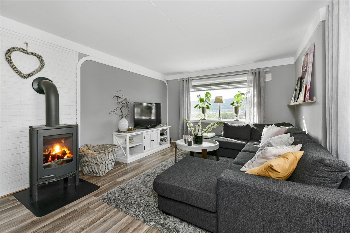 Stuen har gode vindusflater som gir rikelig med lys og det er god plass for sofaløsning med tilhørende møblement og spisebord. Galleribilde