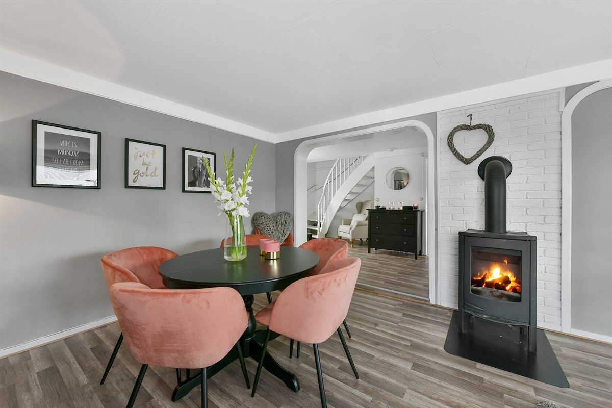 Rommet er også utstyrt med en flott peisovn for ekstra varme og hygge. Galleribilde