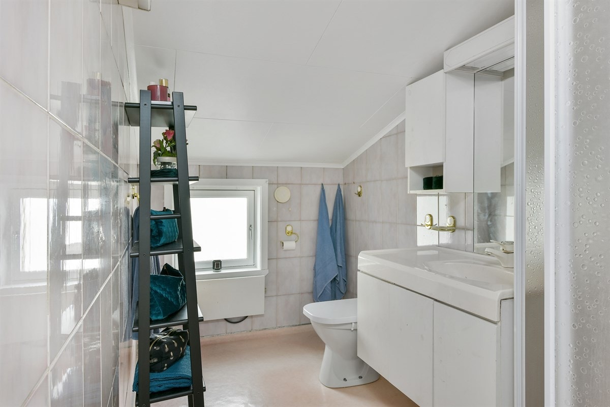 Badet i andre etasje har gulvbelegg, veggfliser og frittstående toalett. Galleribilde