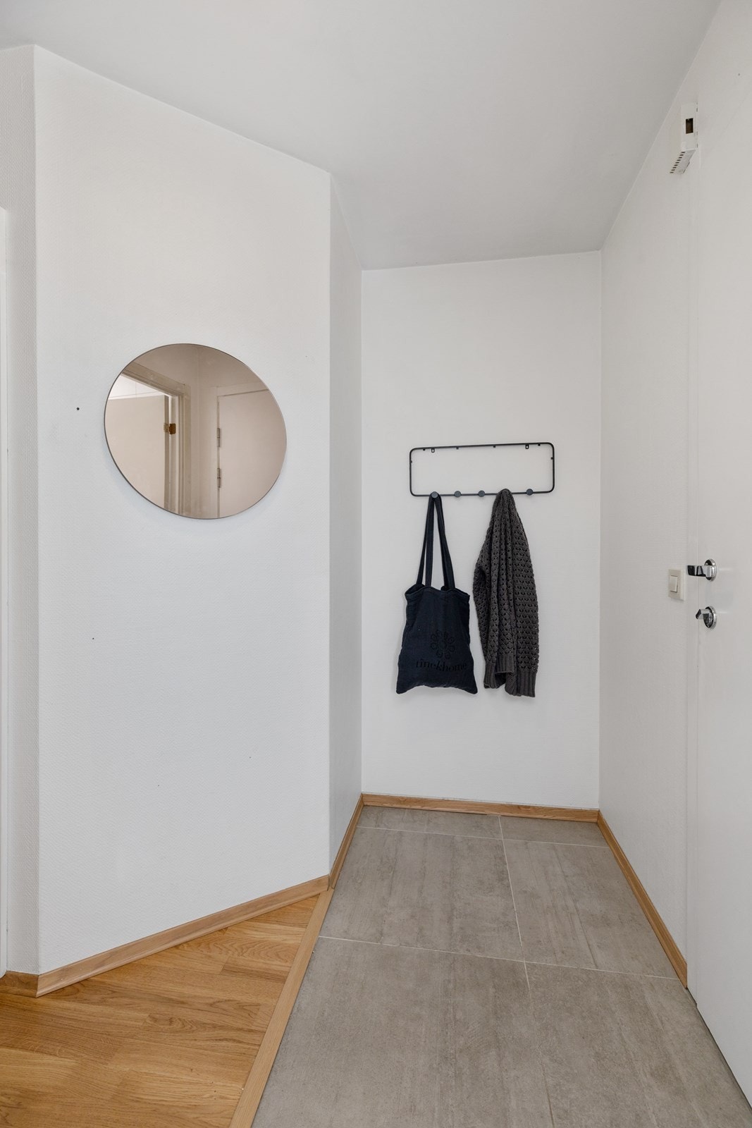 Innvendig møtes du av en lys og hyggelig entré, med plass til nødvendig garderobe Galleribilde