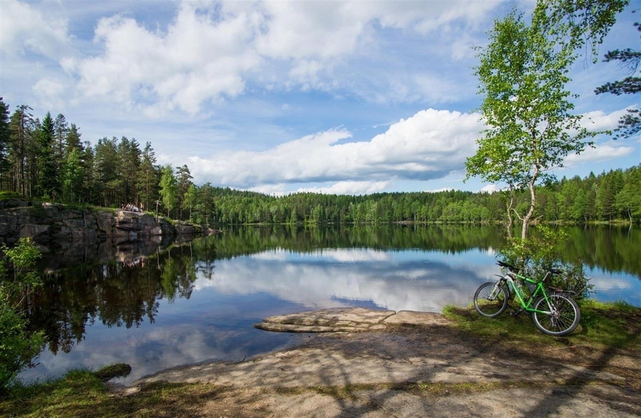 Samtidig inviterer området til et rikt tur- og friluftsliv med fine turstier, skiløyper, bade- og fiskevann, i Lillomarka Galleribilde